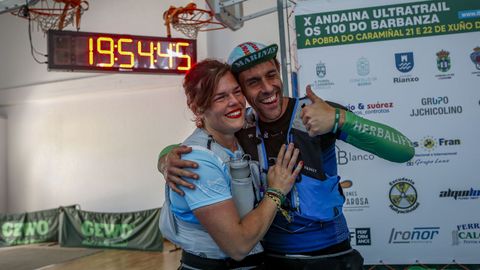 Lidia no podía contener la emoción al cruzar la meta junto a su marido, Pablo, en su primera participación en Os 100 do Barbanza.