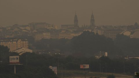 El cielo de Lugo se cubrió por el humo y las partículas de los incendios de Ourense y del centro de Galicia