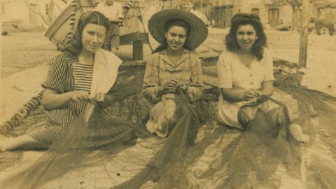 Mujeres trabajan con redes en Panx�n