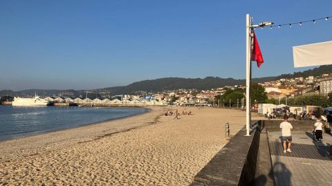 Bandera roja en la playa de A Banda do Río de Bueu