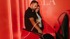 Dos personas observan unMercedes CLAen la presentacin que organiz el Grupo Louzao en el Club Cmara Noroeste