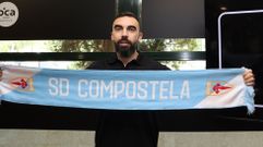 Carlos de Lerma, con la bufanda del Compostela, segundos antes de su presentaci�n.
