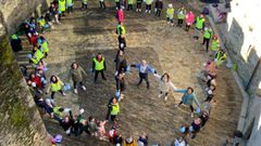 El CEIP San Ram�n de Moeche realiz� un s�mbolo de la paz humano.