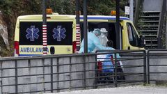 T�cnicos en emergencias sanitarias (TES) con un paciente en el hospital Montecelo, de Pontevedra