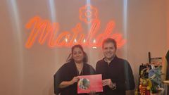 La ganadora del concurso de escaparates, Rebeca Carnero, y Javier D�az