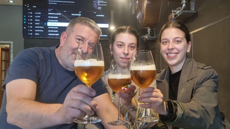 Juan Carlos D&iacute;az acompa&ntilde;ado de sus hijas en O Remo, que ha sido objeto de una reforma decorativa integral