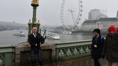 David Carril, en plena actuaci�n, con la noria de Londres al fondo