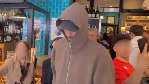 Gerard Piqué y Clara Chía, al salir del restaurante del centro de León