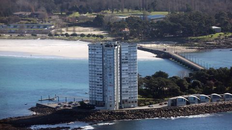 La isla de Toralla acoge 135 pisos en su torre de 21 plantas y otros 34 chal�s junto a la costa.