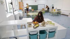En la imagen, maestras del Juan de L�ngara ponen a punto una de las aulas del ciclo Infantil del centro tras los trabajos de pintado acometidos en los �ltimos d�as