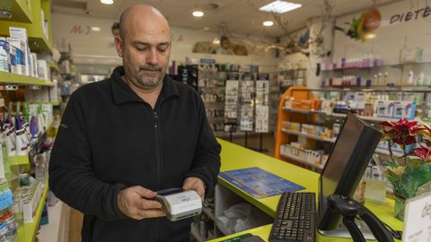 Imagen de archivo, tomada en enero, de uno de los comercios de Ponteceso en los que no hubo internet y, por tanto, no pod�a trabajar con TPV.