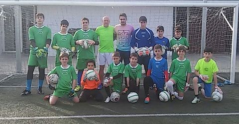 Sergio Cabanelas pos� para la foto de familia en el entrenamiento de la escuela de porteros