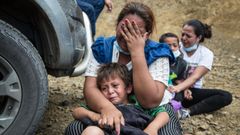 Una mujer y su hijo lloran sentados en el suelo despu�s de que las fuerzas de seguridad de Guatemala disolviesen por la fuerza la caravana de migrantes procedentes de Honduras de la que forman parte