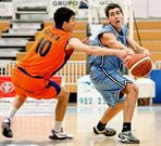 Adri�n, con el bal�n ante Aguilar, del Burgos.