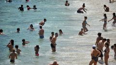 Un socorrista saca del agua a un hombre en peligro y �ste a�n tiene algo que decir...