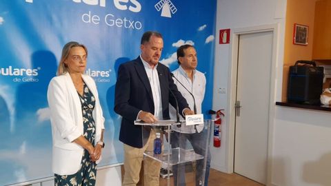 Carlos Iturgaiz, junto a los tambi�n dirigentes del PP, Raquel Gonz�lez y Eduardo Andrade en una rueda de prensa el pasado mes