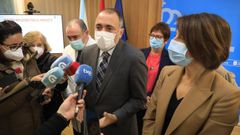 Los conselleiros Julio Garc�a Comesa�a y �ngeles V�zquez durante un acto en el HULA