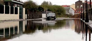Imagen del a�o 2006, cuando la calle Xunderama se inund� a consecuencia de un temporal que azot� la comarca.