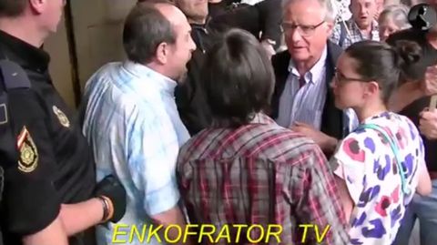 Jes�s Montes se dirige a un asistente al espect�culo, mientras Pablo Montes se acerca a ellos