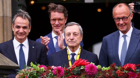 Mario Draghi, en el centro, tras recibir el pasado mes de mayo el premio Carlomagno.