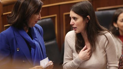 La ministra de Defensa y Asuntos Exteriores en funciones, Margarita Robles y la portavoz de Unidas Podemos en el Congreso, Irene Montero