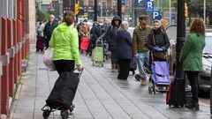 Numerosos ciudadanos hacen cola ante un supermercado para hacer la compra en Gij�n, en medio del confinamiento por la pandemia