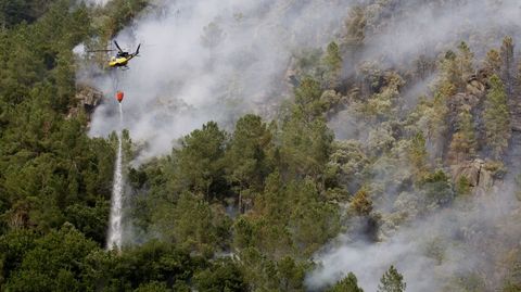 En la laderas que caen al Sil solo pueden actuar aviones y helicópteros porque son inaccesibles por tierra
