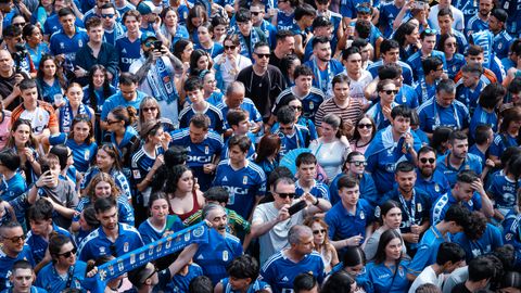 Cientos de personas durante la celebraci�n del ascenso a Primera Divisi�n del Real Oviedo