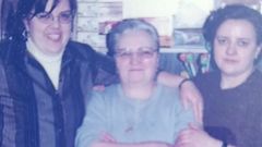 Carmen Vilari�o Mui�o, de Casa Avelina, junto a sus hijas