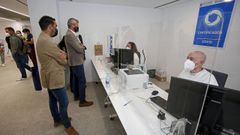 El conselleiro Alfonso Rueda y el delegado de la Xunta visitaron con el gerente del �rea sanitaria el punto administrativo covid de Benito Corbal, en Pontevedra