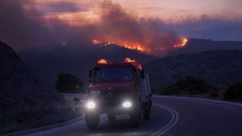 Un camin antiincendios, ante un incendio forestal en la isla de Chios, Grecia.