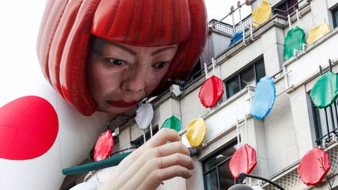 Instalaci�n inflable de Yayoi Kusama que representa a la propia artista colocando topos de colores en la fachada de la sede de Louis Vuitton en los Campos El�seos, en el 2023, en su segunda gran colaboraci�n con la firma de moda y lujo de Par�s.