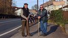 Manuel Vilaseco y Antonio Vilares posan con sus bastones en el puente que cruza el r�o Tambre y que divide a Sig�eiro entre Santiago y Oroso. Vilaseco fue uno de los promotores de las protestas que permitieron que la franja de la parroquia de A Barciela donde viven pasase a Oroso. El sur del Tambre, mientras tanto, permaneci� del lado de la capital.