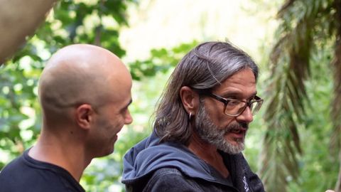 Carlos Magdalena (derecha) junto al guia Nike Garc�a en la visita a La Fonte Baxa del a�o pasado