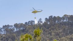 Un helic�ptero en las labores de extinci�n del incendio de Murcia.