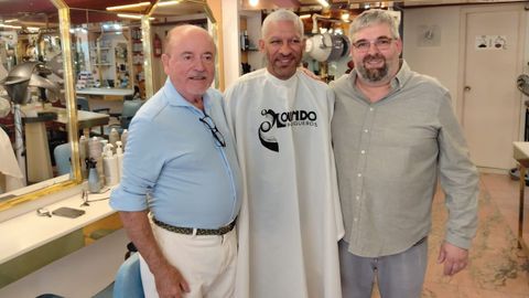 Carlos Lourido, due�o de la peluquer�a Lourido, e Hip�lito Antelo, empleado encargado del tinte, junto con el exfutbolista Djalminha en su vuelta a la peluquer�a de Os Mallos