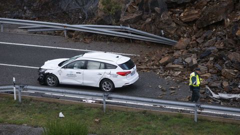 El desprendimiento de tierras arrastr un coche, pero el conductor sali ileso