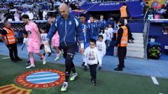 Los jugadores de Celta y Espanyol saltaron al c�sped junto a ni�os que padecen c�ncer.