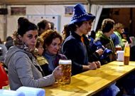 La Outubrofest sirvi� el pasado a�o siete mil libros de cerveza en la praza do Teucro.