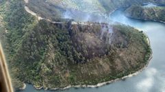Imagen captada desde el helic�ptero de la brigada de bombeos forestales del monte Marroxo (Monforte) del incendio forestal de Torbeo despu�s de controlado. A la derecha, el meandro que hace el Sil en A Cubela 