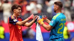 Pau Cubars� y Unai Sim�n bromean despu�s del triunfo ante Austria.