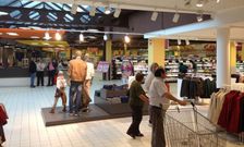 La zona textil del centro comercial incluye oferta para beb�s, ni�os, j�venes y adultos. 