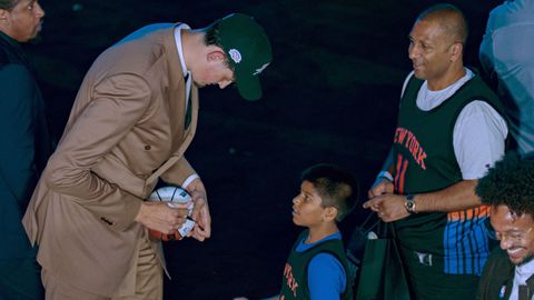 Aday Mara firma un bal�n en la ceremonia del draft, en Nueva York