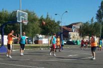 El p�rking de San Tom� se convirti� el s�bado en una cancha de baloncesto para un torneo ben�fico. 