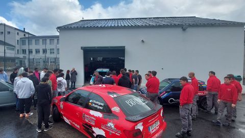 Los alumnos mostraron los vehículos de competición a primera hora en las inmediaciones del taller de automoción del María Sarmiento