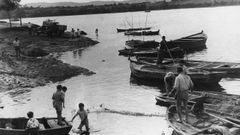 Los lancheros llegando a la ribera, donde aguardaban los camiones y tambi�n los ni�os.