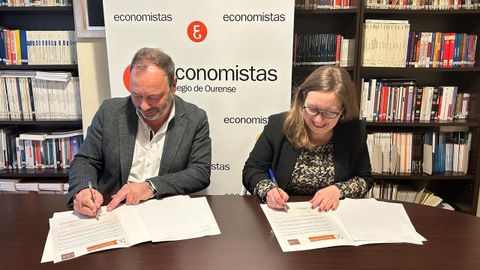 Santiago Ferreiro, presidente de ACO, y Carmen Sampayo, decana del Colegio de Economistas de Ourense, firmaron el convenio