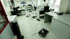 Estado en el que qued� la Redacci�n de La Voz en Pontevedra tras el ataque del joven