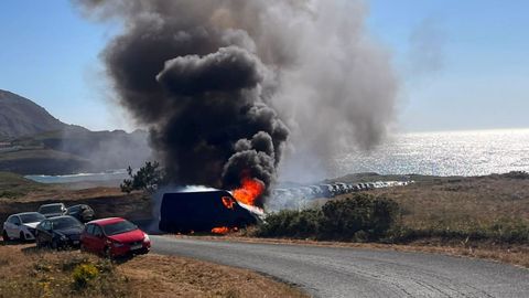 Arde una furgoneta en una playa de Valdovi�o.