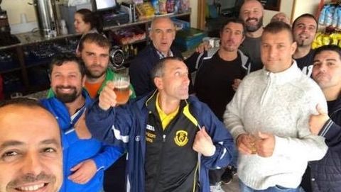 Charli, de ch�ndal en el centro, con sus compa�eros del Deportivo Carballo